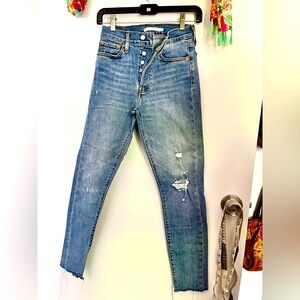 👖Levi’s wedgie skinny size 25 intentional distress on legs, frayed bottom hems👖